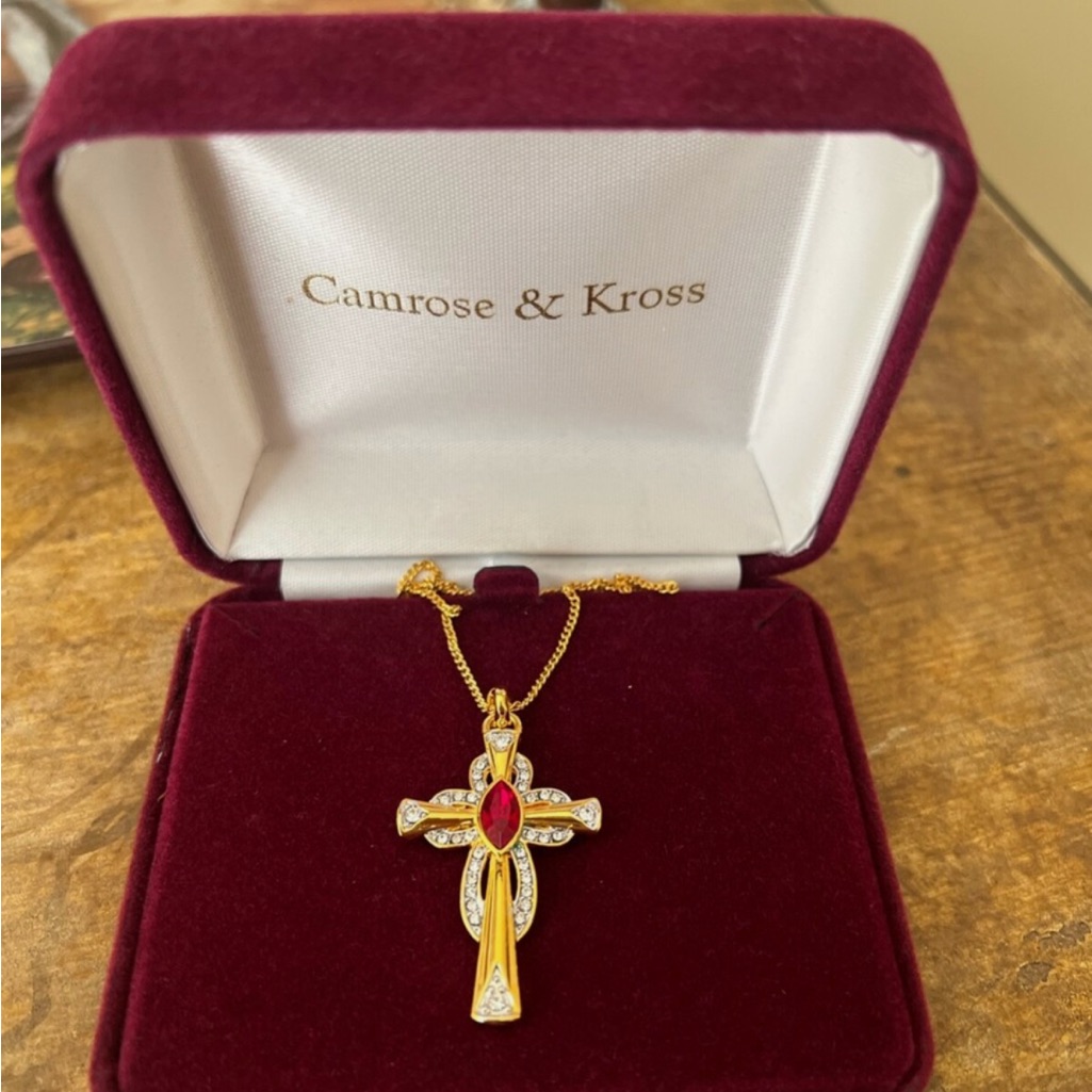 Jacqueline Kennedy Camrose Kross Cross Pendant Necklace 60$